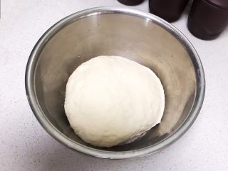 9、蓬松柔软的香葱花卷,揉成光滑的面团，盖上保鲜膜饧发至两倍大