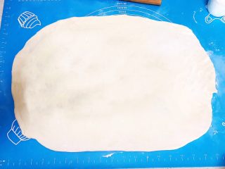 12、蓬松柔软的香葱花卷,把面团擀成7㎜厚的面皮