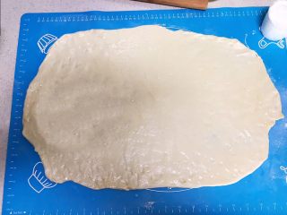 13、蓬松柔软的香葱花卷,均匀的刷一层玉米油