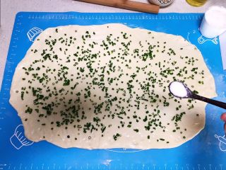 15、蓬松柔软的香葱花卷,均匀的撒上精盐