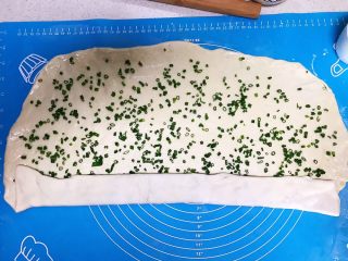 16、蓬松柔软的香葱花卷,把面皮卷起来