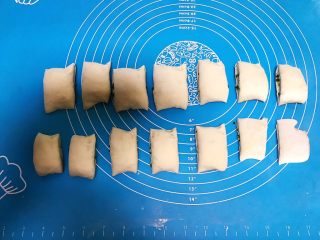 18、蓬松柔软的香葱花卷,把面卷均匀的切成14份