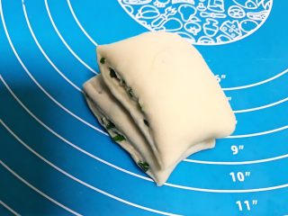 19、蓬松柔软的香葱花卷,取2个面块，摞在一起