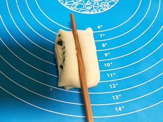 20、蓬松柔软的香葱花卷,用筷子压一下