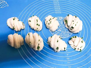 22、蓬松柔软的香葱花卷,逐一做好的花卷