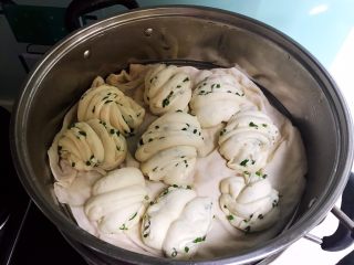 24、蓬松柔软的香葱花卷,花卷饧发至一倍大了