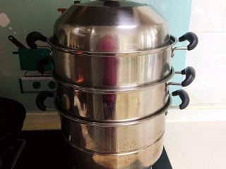 25、蓬松柔软的香葱花卷,可以开火了，开锅后蒸15分钟，关火再焖5分钟