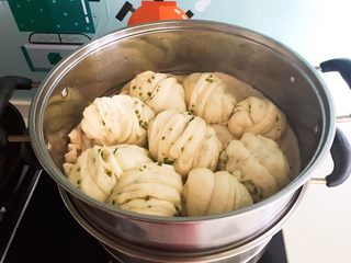26、蓬松柔软的香葱花卷,可以起锅了，又白又胖的花卷蒸好了