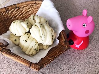 27、蓬松柔软的香葱花卷,奶香浓郁的葱香花卷，蓬松柔软，非常好吃~