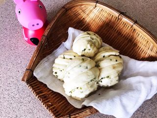 28、蓬松柔软的香葱花卷,蓬松柔软的葱香花卷一次可以多做一点，晾凉后放入冰箱冷冻保存，吃的时候拿出来微波炉加热就可以了~
