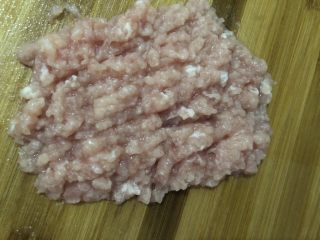 4、水晶蒸饺,肉洗干净，剁碎
