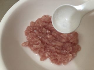 5、水晶蒸饺,装碗里加入少量盐，生抽，油，淀粉搅匀腌一下