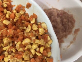 11、水晶蒸饺,加入到瘦肉里，搅匀一下