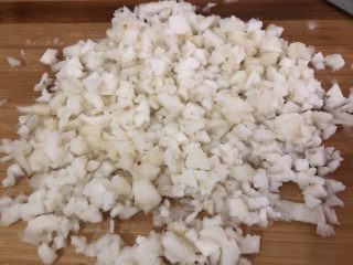 9、水晶蒸饺,剁碎，抓掉些水分