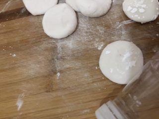 15、水晶蒸饺,压扁，哈哈…我用的是瓶子压，擀面棍找不到了