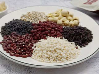 1、红糖暖身八宝粥,八宝粥的原料可以随意搭配，自己喜欢的、家里有的都可以拿来煮粥。