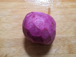 1、西米紫薯球,紫薯一个连皮200g左右，去皮洗净。