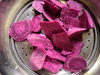 3、西米紫薯球,蒸锅加入适量清水，放入切好的紫薯块。