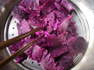 4、西米紫薯球,大火蒸20分钟左右。