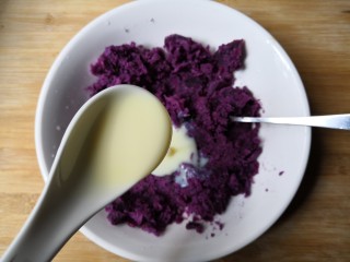 5、西米紫薯球,把蒸好的紫薯块趁热放入碗中，加入一勺炼奶压成泥。