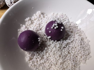 12、西米紫薯球,把紫薯球放入清水里滚一下，再放入西米中。