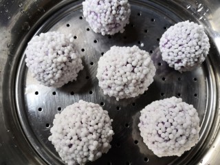 15、西米紫薯球,屉上刷一点油，放入做好的西米紫薯球。