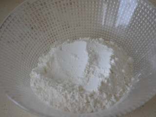 2、杏仁酥,200克低筋面粉筛入大碗内。