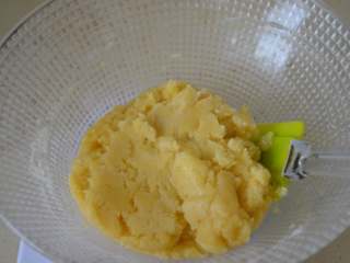 7、杏仁酥,翻拌均匀。