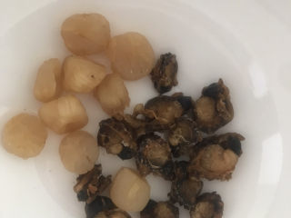 3、干贝海鲜粥,把它们放水里清洗3遍