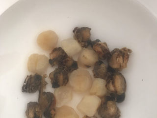 4、干贝海鲜粥,加入温水泡15分钟