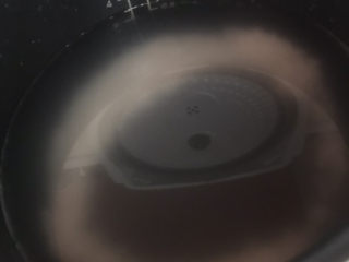 7、干贝海鲜粥,把泡好的米放入电饭锅,加入适量的水