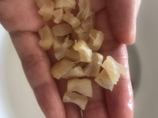 9、干贝海鲜粥,把泡好的干贝撕成小块,放入电饭煲里