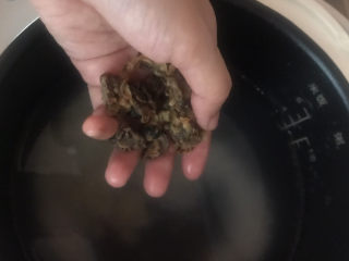 10、干贝海鲜粥,把泡好的生蚝干也放进电饭锅里