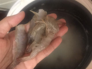 13、干贝海鲜粥,把虾洗干净放入电饭煲