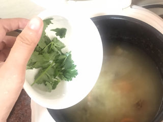 15、干贝海鲜粥,放入芫茜