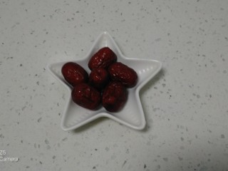 2、小米、蔓菁、枸杞粥,红枣洗干净