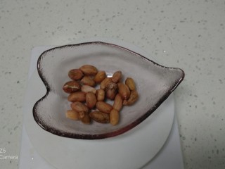 3、小米、蔓菁、枸杞粥,花生准备好