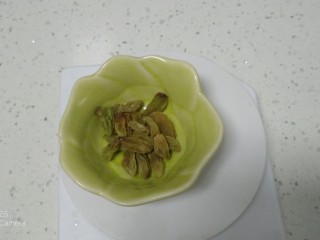 4、小米、蔓菁、枸杞粥,葡萄干准备好