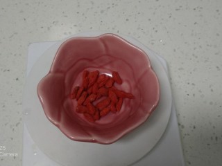 5、小米、蔓菁、枸杞粥,枸杞准备好