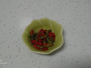 6、小米、蔓菁、枸杞粥,葡萄干、枸杞洗干净