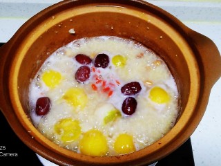 11、小米、蔓菁、枸杞粥,放入枸杞、葡萄干