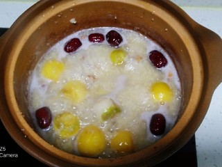 10、小米、蔓菁、枸杞粥,转小火煮40分钟