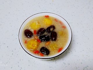 13、小米、蔓菁、枸杞粥,盛入碗里