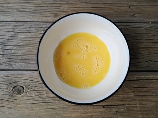 3、没烤箱也要做烘焙——榴莲酥,鸡蛋打散成蛋液。