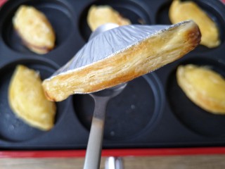 7、没烤箱也要做烘焙——榴莲酥,加盖中火烘至边沿起酥分层。