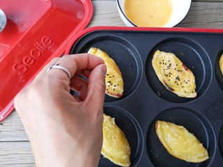 10、没烤箱也要做烘焙——榴莲酥,撒一丢丢黑芝麻，继续烘至（注意翻面）自己喜欢的颜色和口感即可。