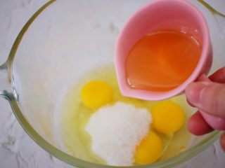 5、蜂蜜蛋糕,加入蜂蜜