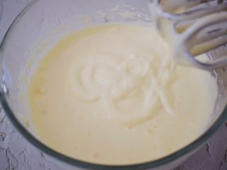 6、蜂蜜蛋糕,用电动打蛋器打发至蓬松发白,提起打蛋器滴落时纹路不易消失即可
