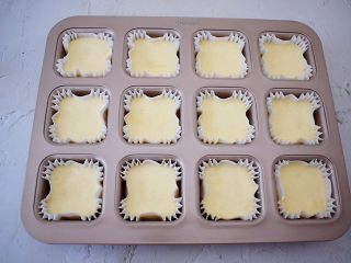 9、蜂蜜蛋糕,把蛋糕糊挤入纸托中,8-9分满即可