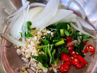 4、涝汁花螺,洋葱切丝蒜、香菜、红辣椒切粒备用